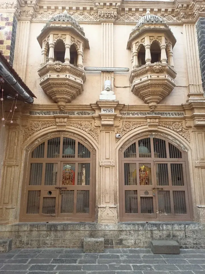 Steps, elevator facility and mobility planning - babulnath temple timings