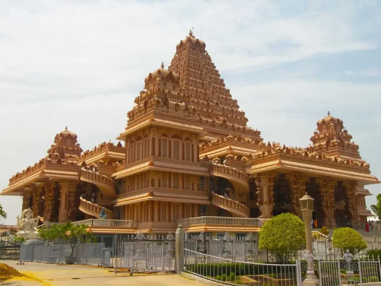 Chhatarpur Temple Darshan Timings, Photos, Location and Accommodation