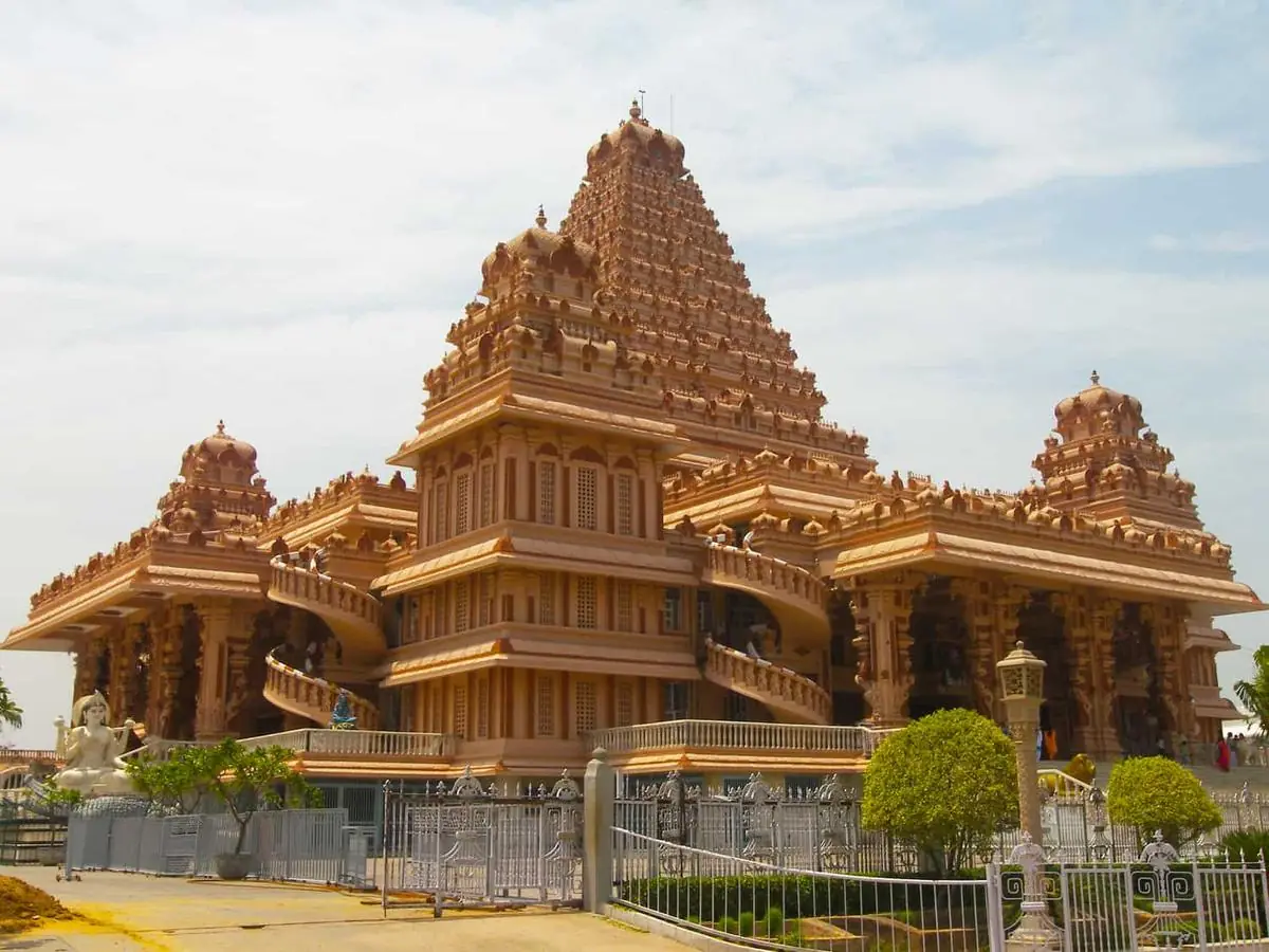 Chhatarpur Temple Darshan Timings, Photos, Location and Accommodation